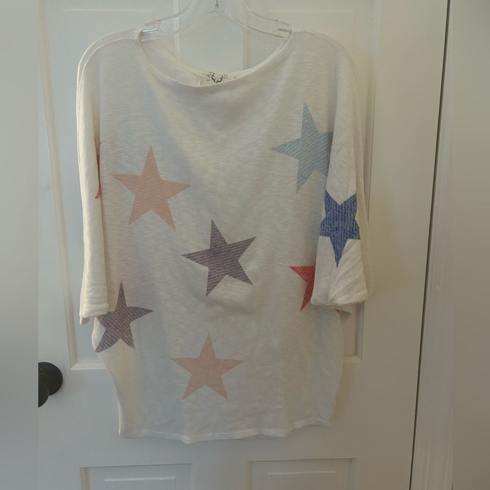 FANTASTIC FAWN LIGHTWEIGHT WHITE TOP WITH MULTICOLORED STARS SIZE M